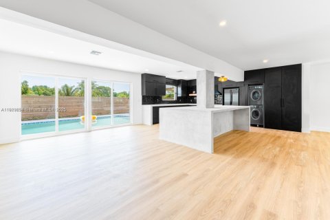 Casa en venta en Miami, Florida, 4 dormitorios, 208.29 m2 № 2053787 - foto 8