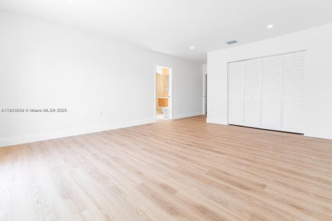 Casa en venta en Miami, Florida, 4 dormitorios, 208.29 m2 № 2053787 - foto 16