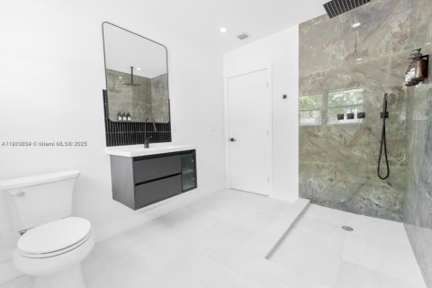 Casa en venta en Miami, Florida, 4 dormitorios, 208.29 m2 № 2053787 - foto 12