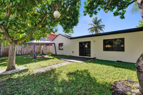 House in North Lauderdale, Florida 3 bedrooms, 160.44 sq.m. № 2003093 - photo 20