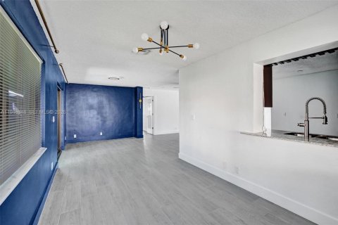 House in North Lauderdale, Florida 3 bedrooms, 160.44 sq.m. № 2003093 - photo 10