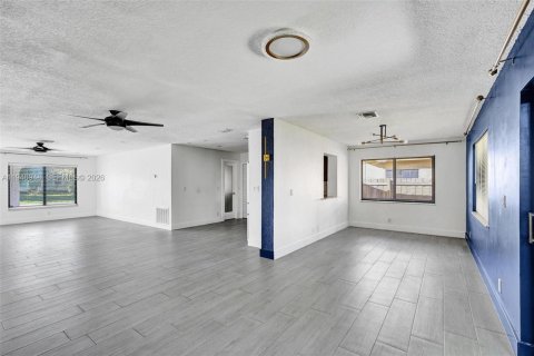 House in North Lauderdale, Florida 3 bedrooms, 160.44 sq.m. № 2003093 - photo 7