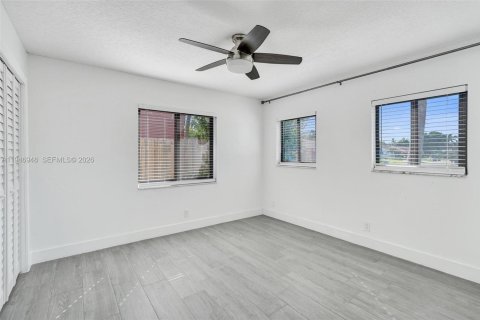 House in North Lauderdale, Florida 3 bedrooms, 160.44 sq.m. № 2003093 - photo 16