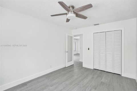 House in North Lauderdale, Florida 3 bedrooms, 160.44 sq.m. № 2003093 - photo 17