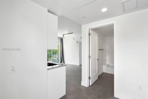 Condominio en alquiler en Miami, Florida, 2 dormitorios, 55.74 m2 № 2086471 - foto 8