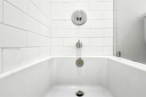 Condominio en alquiler en Miami, Florida, 2 dormitorios, 55.74 m2 № 2086471 - foto 20