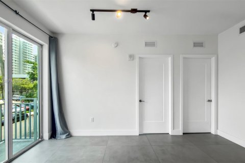 Condominio en alquiler en Miami, Florida, 2 dormitorios, 55.74 m2 № 2086471 - foto 2