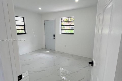 House in Hollywood, Florida 3 bedrooms, 116.13 sq.m. № 2059308 - photo 6