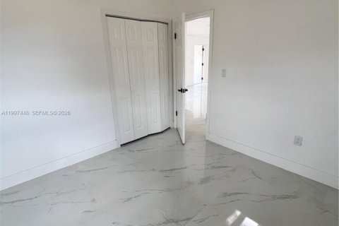 House in Hollywood, Florida 3 bedrooms, 116.13 sq.m. № 2059308 - photo 12