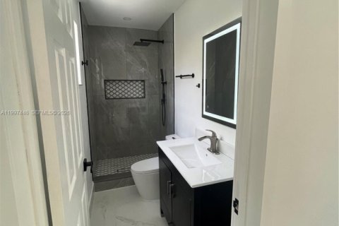 House in Hollywood, Florida 3 bedrooms, 116.13 sq.m. № 2059308 - photo 8