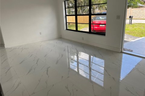 House in Hollywood, Florida 3 bedrooms, 116.13 sq.m. № 2059308 - photo 4