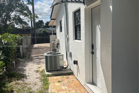 House in Hollywood, Florida 3 bedrooms, 116.13 sq.m. № 2059308 - photo 24