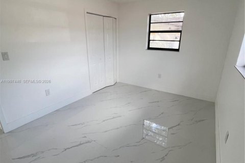 House in Hollywood, Florida 3 bedrooms, 116.13 sq.m. № 2059308 - photo 10