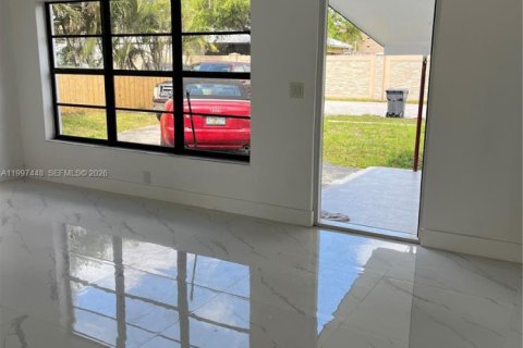 House in Hollywood, Florida 3 bedrooms, 116.13 sq.m. № 2059308 - photo 3