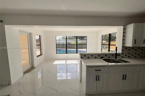 House in Hollywood, Florida 3 bedrooms, 116.13 sq.m. № 2059308 - photo 15