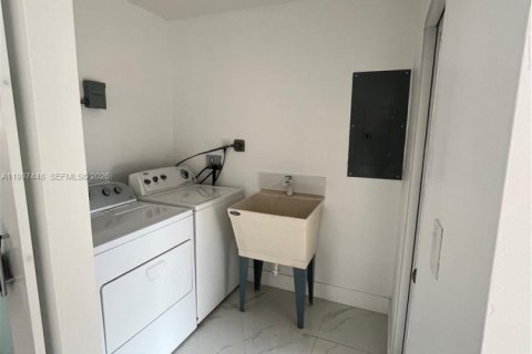 House in Hollywood, Florida 3 bedrooms, 116.13 sq.m. № 2059308 - photo 20