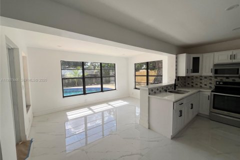 House in Hollywood, Florida 3 bedrooms, 116.13 sq.m. № 2059308 - photo 14