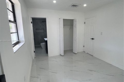 House in Hollywood, Florida 3 bedrooms, 116.13 sq.m. № 2059308 - photo 7