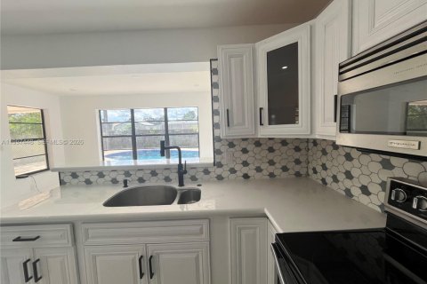 House in Hollywood, Florida 3 bedrooms, 116.13 sq.m. № 2059308 - photo 16