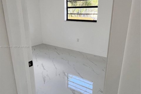 House in Hollywood, Florida 3 bedrooms, 116.13 sq.m. № 2059308 - photo 9