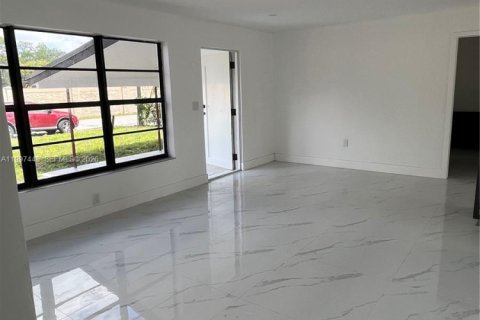 House in Hollywood, Florida 3 bedrooms, 116.13 sq.m. № 2059308 - photo 5