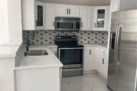 House in Hollywood, Florida 3 bedrooms, 116.13 sq.m. № 2059308 - photo 18