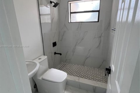 House in Hollywood, Florida 3 bedrooms, 116.13 sq.m. № 2059308 - photo 13