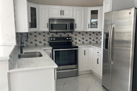 House in Hollywood, Florida 3 bedrooms, 116.13 sq.m. № 2059308 - photo 19