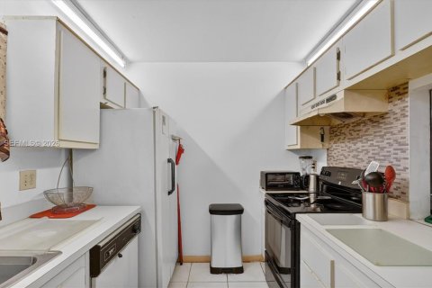 Townhouse in Pembroke Pines, Florida 2 bedrooms, 113.71 sq.m. № 2044773 - photo 15