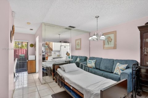 Townhouse in Pembroke Pines, Florida 2 bedrooms, 113.71 sq.m. № 2044773 - photo 14