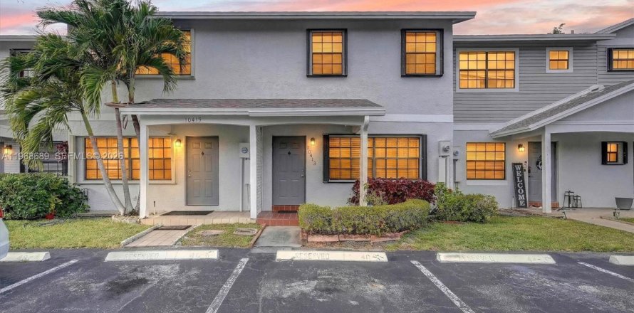 Townhouse in Pembroke Pines, Florida 2 bedrooms, 113.71 sq.m. № 2044773