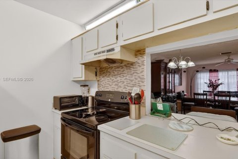 Townhouse in Pembroke Pines, Florida 2 bedrooms, 113.71 sq.m. № 2044773 - photo 17