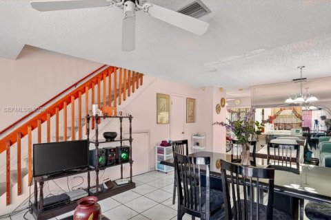 Townhouse in Pembroke Pines, Florida 2 bedrooms, 113.71 sq.m. № 2044773 - photo 8