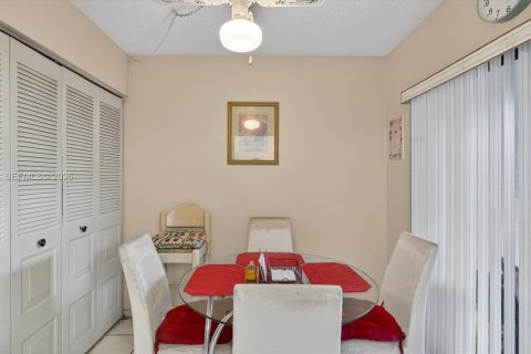 Townhouse in Pembroke Pines, Florida 2 bedrooms, 113.71 sq.m. № 2044773 - photo 18