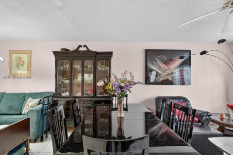 Townhouse in Pembroke Pines, Florida 2 bedrooms, 113.71 sq.m. № 2044773 - photo 12