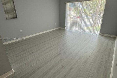 Touwnhouse à louer à Doral, Floride: 4 chambres, 176.33 m2 № 2025538 - photo 16