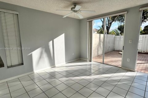 Touwnhouse à louer à Doral, Floride: 4 chambres, 176.33 m2 № 2025538 - photo 5