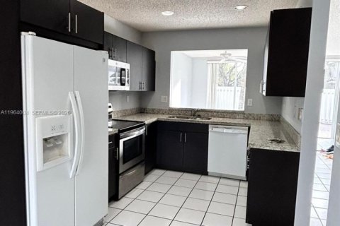 Touwnhouse à louer à Doral, Floride: 4 chambres, 176.33 m2 № 2025538 - photo 6