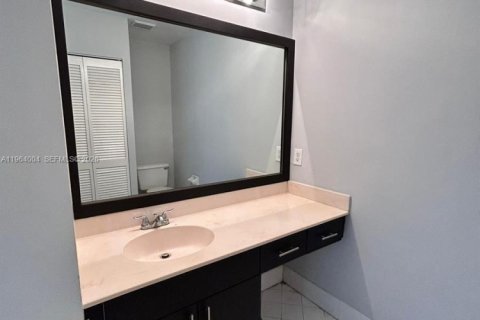 Touwnhouse à louer à Doral, Floride: 4 chambres, 176.33 m2 № 2025538 - photo 14