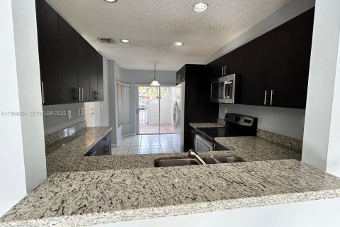 Touwnhouse à louer à Doral, Floride: 4 chambres, 176.33 m2 № 2025538 - photo 7