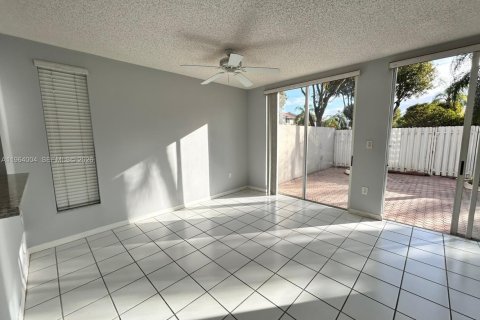 Touwnhouse à louer à Doral, Floride: 4 chambres, 176.33 m2 № 2025538 - photo 3