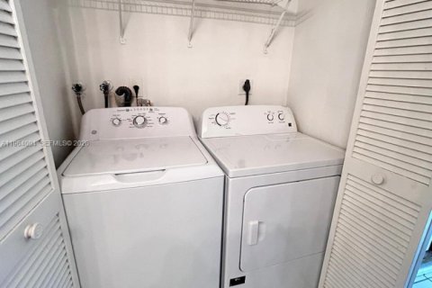 Touwnhouse à louer à Doral, Floride: 4 chambres, 176.33 m2 № 2025538 - photo 17