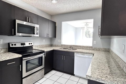 Touwnhouse à louer à Doral, Floride: 4 chambres, 176.33 m2 № 2025538 - photo 4