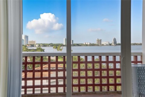 Condo in Tampa, Florida, 2 bedrooms № 2222912 - photo 30