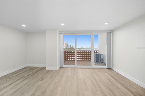 Condo in Tampa, Florida, 2 bedrooms № 2222912 - photo 24