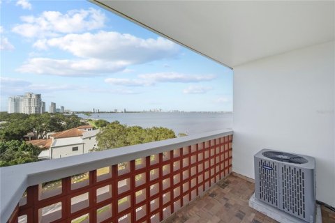 Condo in Tampa, Florida, 2 bedrooms № 2222912 - photo 26