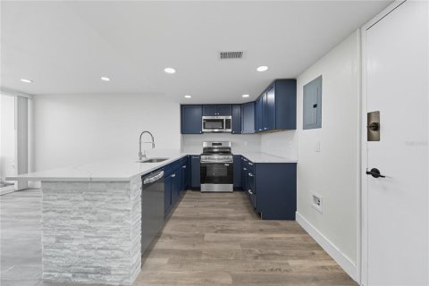 Condo in Tampa, Florida, 2 bedrooms № 2222912 - photo 19