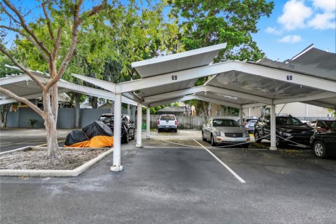 Condo in Tampa, Florida, 2 bedrooms № 2222912 - photo 10