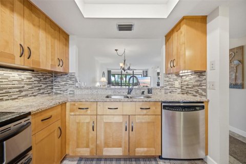Condo in Largo, Florida, 2 bedrooms  № 2377930 - photo 8