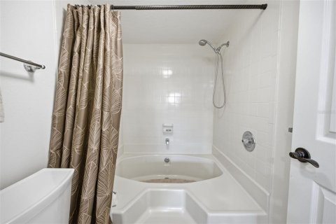 Condo in Largo, Florida, 2 bedrooms  № 2377930 - photo 27